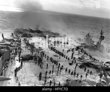 USS Enterprise (CVN-65) 1969 Feuer endet Stockfoto