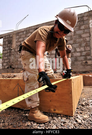 100818-N-7241L-028 Dschibuti (18. August 2010) Constructionman Selina Rodriguez, zugewiesen, Naval Mobile Bau Bataillon (NMCB) 7, kombiniert Joint Task Force-Horn von Afrika Abteilung prüft die Messungen an eine konkrete Form an Ecole 5, eine fünf-Zimmer-Schule im Bau in der Nähe von Camp Lemonier. (Foto: U.S. Navy Mass Communication Specialist 2. Klasse Nathan Laird/freigegeben) US Navy 100818-N-7241L-028 Constructionman Selina Rodriguez prüft die Messungen an eine konkrete Form an Ecole 5, eine fünf-Zimmer-Schule im Bau in der Nähe von Camp Lemonier Stockfoto