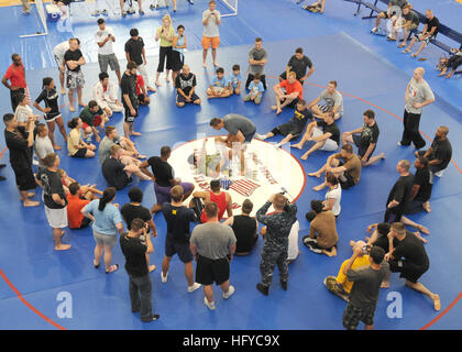 100819-N-5538K-002 SASEBO, Japan (19. August 2009) Ultimate Fighting Championship Kämpfer Rich Franklin und Joe Stevenson demonstrieren Grappling Techniken während eine gemischte Kampfkunst-training-Klinik an der Flotte-Fitness-Komplex an Flotte Aktivitäten Sasebo. Die Kämpfer kämpfte und Trainingstipps mit mehr dieser 80 Matrosen und Familienmitglieder während der zweistündigen Veranstaltung geteilt. (Foto: U.S. Navy Mass Communication Specialist 3. Klasse Casey H. Kyhl/freigegeben) US Navy 100819-N-5538K-002 Ultimate Fighting Championship Kämpfer Rich Franklin und Joe Stevenson demonstrieren Grappling Techniken während einer mi Stockfoto
