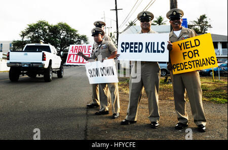 100824-N-7498L-180 PEARL HARBOR (24. August 2010) Chiefs zugewiesen, gemeinsame Basis Pearl Harbor-Hickam Teilnahme ein Zeichen-winken Ereignis entlang Lehua Avenue, um sicher zu fahren und Reduzierung der Geschwindigkeit in eine Schule Zone aufmerksam.  Der US-Marine trat gemeinsam mit den Anwohnern und Honolulu Police Department, die Bedeutung der Fahrsicherheit und der Notwendigkeit, Tempolimits gehorchen zu kommunizieren. (Foto: U.S. Navy Mass Communication Specialist 2. Klasse Mark Logico/freigegeben) US Navy 100824-N-7498L-180 Chiefs Teilnahme ein Zeichen-winken Ereignis entlang Lehua Avenue, das Bewusstsein über das fahren sa Stockfoto