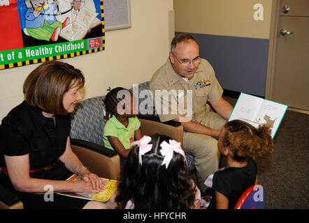 100825-N-7032B-273 SAN DIEGO (25. August 2010) Rear Admiral C. Forrest Faison III, Kommandant, Naval Medical Center San Diego, liest den Kindern in der Pädiatrie-Klinik anlässlich eines Besuchs des US-Abgeordneter Susan Davis, Kinder Alphabetisierung zu fördern. (Foto: U.S. Navy Mass Communication Specialist 2. Klasse Chad A. Bascom/freigegeben) U.S. Navy 100825-N-7032B-273 Rear Adm. C. Forrest Faison III, Kommandant, Naval Medical Center San Diego, liest den Kindern in der Pädiatrie-Klinik anlässlich eines Besuchs des US-Abgeordneter Susan Davis, Kinder Alphabetisierung zu fördern Stockfoto