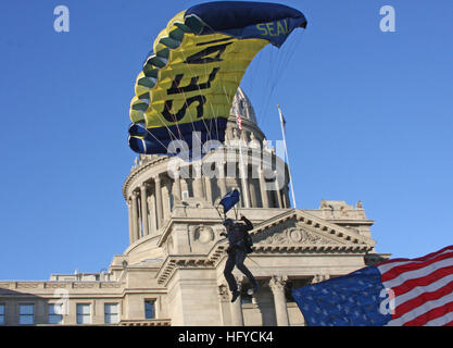 100825-N-0000 X-226 BOISE, Idaho (28. August 2010) Mitglieder der US-Navy Fallschirm Demo Team, die Frösche springen Fallschirm vor dem Idaho State Capitol Gebäude in Boise Navy Woche, einer der 20 Navy Wochen quer durch Amerika für 2010 geplant. Marine Wochen sollen Amerikaner zeigen die Investition, die Sie haben in ihrer Marine und Sensibilisierung in den Städten, die keine bedeutende Navy Präsenz verfügen. (US Navy Foto/freigegeben) U.S. Navy 100825-N-0000 X-226 Mitglieder der US-Navy Fallschirm Demo Team, die Frösche springen mit dem Fallschirm vor dem Idaho State Capitol Gebäude dur Stockfoto