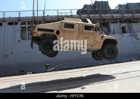 100829-M-0761B-139 CAMP LEJEUNE, North Carolina (28. August 2010) A Kran hebt ein M998 hohe Mobilität fahrbaren Mehrzweckfahrzeug auf dem Flugdeck der amphibischen Dock Landungsschiff USS Carter Hall am Morehead City Hafen. Marines zugewiesen 26. Marine Expeditionary Unit (MEU 26.) können bereitgestellt werden an Bord der Schiffe der Kearsarge amphibische bereit-Gruppe reagiert auf einen Auftrag der US-Verteidigungsminister, Pakistan Flut Hilfsmaßnahmen zu unterstützen. (Foto: U.S. Marine Corps Staff Sgt Danielle M. Bacon/veröffentlicht) US Navy 100829-M-0761B-139 A Kran Aufzüge ein M998 hohe Mobilität Mehrzweck Rädern veh Stockfoto