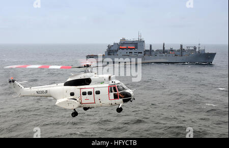 100830-N-4378P-203 Arabisches Meer (30. August 2010) ein SA-330J Puma Hubschrauber das Military Sealift Command zugewiesen trockene Ladung und Munition Schiff USNS Lewis and Clark (T-AKE-1), im Hintergrund, Transite im arabischen Meer während einer vertikalen Nachschub. (Foto: U.S. Navy Mass Communication Specialist 2. Klasse Edwardo Proano/freigegeben) US Navy 100830-N-4378P-203 Puma Hubschrauber zugewiesen, das Military Sealift Command trockene Ladung und Munition Schiff USNS Lewis and Clark (T-AKE-1) Stockfoto