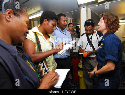 100831-N-4044H-236 PORT MORESBY, Papua New Guinea (31. August 2010) Lt. CMdR Sandra Kimmer, begann an Bord der Royal Australian Navy Landung Schiff schwere HMAS Tobruk (L50), Antworten auf Fragen von Medien, während sie das Schiff besichtigen. Eine Kontingent von 64 Segler und nicht-Regierungs-Organisationsmitglieder zugeordnet Military Sealift Command Lazarettschiff USNS Mercy (T-AH 19) sind an Bord Tobruk führt die letzte Etappe der Pazifischen Partnerschaft 2010, die fünfte in einer Reihe von jährlichen US-Pazifikflotte humanitäre eingeschlagen und Bürgerbeteiligung Bemühungen zur Stärkung der regionalen Partnerschaft ausgerichtet. (US-Navy Stockfoto