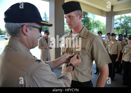 100907-N-2986M-022 ATSUGI, Japan (7. September 2010) Captain Eric Gardner, befehlshabender Offizier des Naval Air Facility (NAF) Atsugi pins der Navy und Marine Corps Achievement Medal auf Hospital Corpsman Seemann Colin Colfescu während einer Preisverleihung im Viertel vor der Filiale Gesundheitsklinik. Colfescu erhielt die Medaille für Rettung und Wiederbelebung ein 7-Year-Old japanischen Jungen auf die niedrige Lache. (US Navy Foto von Tim McGough/freigegeben) US Navy 100907-N-2986M-022 Capt Eric Gardner, befehlshabender Offizier des Naval Air Facility (NAF) Atsugi pins der Navy und Marine Corps erreichen mich Stockfoto