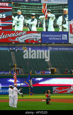 100831-N-2903M-123 CLEVELAND (31. August 2010) Segler aus Naval Recruiting District Ohio führen eine Farben-Zeremonie während der Cleveland Indians vs. Chicago White Sox Baseball Game. Die Zeremonie gehört zu mehreren Veranstaltungen in Cleveland, Cleveland Navy Woche 30 August bis 6. September, einer der 19 Marine-Wochen statt in den Vereinigten Staaten in diesem Jahr feiern. (Foto: U.S. Navy Mass Communication Specialist 1.Klasse Terry Matlock/freigegeben) US Navy 100831-N-2903M-123 Seeleute von Naval Recruiting District Ohio führen eine Farben-Zeremonie während der Cleveland Indians vs. Chicago White Stockfoto