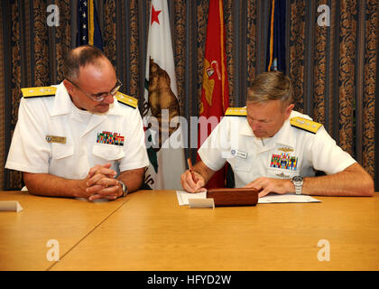 101015-N-7214P-015 SAN DIEGO (15. Oktober 2010) Rear Adm. C. Forrest Faison III, links, Kommandant der Naval Medical Center San Diego und Rear Admiral William D. French, Kommandeur der Marine Region Südwest, unterzeichnen ein Memorandum of understanding Übergang in Betrieb und Installation Management-Kontrolle vom Naval Medical Center San Diego zu Navy Region Südwest. Die Vereinbarung ermöglicht Naval Medical Center San Diego, um Betriebskosten zu senken, indem er Navy Region Südwest bieten Verbesserungen in den Bereichen der Bauwerkserhaltung, Sicherheit, wohnen und Familie Dienstleistungen basieren. (U.S. Navy Photo von Masse Kommunik Stockfoto