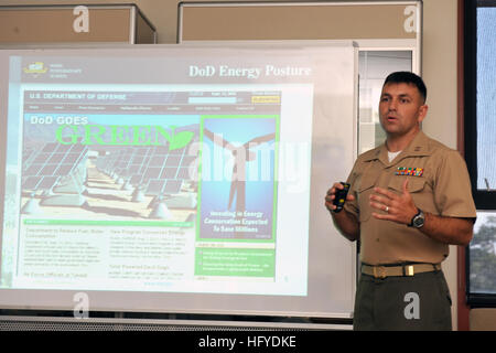 100914-N-3925A-011 MONTEREY, Kalifornien (14. September 2010) Marine Corps Capt Brandon Newell erklärt seine Forschungen im Bereich der Auslandseinsätze Energie, Dozenten, Studenten und Mitarbeiter an der Naval Postgraduate School. NPS bietet Weiterbildung und Forschungsprogramme, die erhöhen die Effektivität im Kampf der Marine Services, andere Streitkräfte der USA und unseren Partnern, um unsere nationale Sicherheit zu verbessern. (Foto: U.S. Navy Mass Communication Specialist 1. Klasse Grant P. Ammon/freigegeben) US Navy 100914-N-3925A-011 A Marine präsentiert Forschung an der Naval Postgraduate School Stockfoto