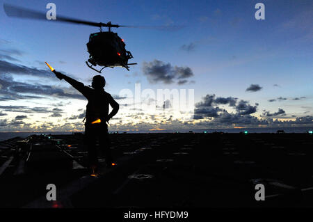 100914-N-8335D-154 PHILIPPINENSEE (14. September 2010) Boatswain Mate 3. Klasse Lanh Dinh leitet einen UH-IN Huey Hubschrauber während nehmen weg von amphibischen Dock Landungsschiff USS Harpers Ferry (LSD-49). Harpers Ferry ist auf Patrouille im westlichen Pazifischen Ozean und gehört der permanent nach vorne bereitgestellt Essex amphibische bereit Gruppe Teilnahme an Valiant Shield 2010, eine integrierte gemeinsame Übung zur Verstärkung der Interoperabilität zwischen US-Truppen. (Foto: U.S. Navy Mass Communication Specialist 1. Klasse Richard Doolin/freigegeben) U.S. Navy 100914-N-8335D-154 Bootsmann der Mate 3 Stockfoto