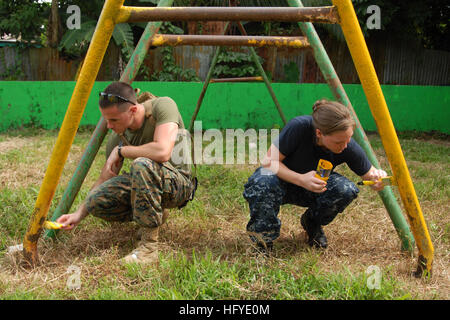 100920-N-7680E-104 BLUEFIELDS, Nicaragua (20. September 2010) Sgt. Nate King, Fom Stockbridge, Georgia, und Cryptologic Techniker interpretativen 2. Klasse Alicia Williamson aus Arlington, Texas, beide auf dem Multi-Purpose amphibischer Angriff Schiff USS Iwo Jima (LHD-7), begann zu malen eine Schaukel in einem ehrenamtlichen Projekt in Las Carmeles Park. Die zugewiesenen medizinischen und technischen Personal an Bord Iwo Jima begannen Arbeiten mit Partnernationen ärztliche, zahnärztliche, Veterinär und engineering unterstützen in mehreren Ländern zur Verbesserung des gegenseitigen Verständnisses der aktuellen medizinischen Fragen und t Stockfoto