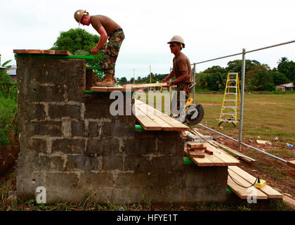 100921-M-6740B-605 BLUEFIELDS, Nicaragua (21. September 2010) US Marine Seabees eingeschifft auf amphibischer Angriff Schiff USS Iwo Jima (LHD-7), Wiederaufbau Baseball Tribüne bei einem engineering-Site in Bluefields, Nicaragua. Militärangehörige und Zivilisten sind im Einsatz unterstützen Betrieb weiterhin Versprechen 2010 Bereitstellung von Medizin, dental, Veterinär, technische Unterstützung und Gegenstand Austausch, Karibik, Mittel- und Südamerika. (U.S. Marine Corps Foto von Sgt. Samuel R. Beyers/freigegeben) U.S. Navy 100921-M-6740B-605 US Marine Seabees eingeschifft auf amphibischer Angriff Schiff USS Iwo J Stockfoto