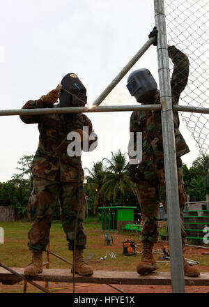 100921-M-6740B-642 BLUEFIELDS, Nicaragua (21. September 2010) US Marine Seabees eingeschifft auf amphibischer Angriff Schiff USS Iwo Jima (LHD-7), Schweißnaht Rohr einrasten während der Durchführung von Restaurationsarbeiten an einem Baseball-Feld bei einem engineering-Site in Bluefields, Nicaragua. Militärangehörige und Zivilisten sind im Einsatz unterstützen Betrieb weiterhin Versprechen 2010 Bereitstellung von Medizin, dental, Veterinär, technische Unterstützung und Gegenstand Austausch, Karibik, Mittel- und Südamerika. (U.S. Marine Corps Foto von Sgt. Samuel R. Beyers/freigegeben) US Navy 100921-M-6740B-642 US Marine Seabees em Stockfoto