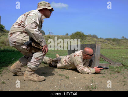 100923-N-3887D-039 GUANTANAMO BAY, Kuba (23. September 2010) Petty Officer 1st Class Pete Bushey, rechts, identifiziert ein Ziel während einer Schusswaffen training und Qualifikation ausüben. Bushey ist die Marine Expeditionary Wachbataillon in Joint Task Force Guantanamo zugeordnet. (Foto: U.S. Navy Mass Communication Specialist 2. Klasse Elisha Dawkins/freigegeben) US Navy 100923-N-3887 D-039 Petty Officer 1st Class Pete Bushey, rechts, identifiziert ein Ziel während einer Schusswaffen training und Qualifikation ausüben Stockfoto