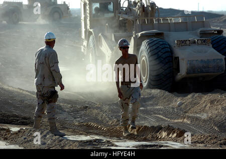 100923-N-6436W-166 DEH DADI II, Afghanistan (23. September 2010) Senior Chef Ausrüstung Betreiber James Jones, links, und Ausrüstung-Operator 2. Klasse Bradley Becker, beide Alfa Unternehmen der Naval Mobile Bau Bataillon (NMCB) 40, direkte Erde kratzen Vorgänge zugeordnet. (Foto: U.S. Navy Chief Masse Kommunikation Spezialist Michael B. Watkins/freigegeben) US Navy 100923-N-6436W-166 Segler direkt Erde kratzen Operationen Stockfoto