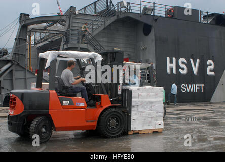 100927-N-4971L-053 PORT-AU-PRINCE, Haiti (27. September 2010) Hugh Grandstaff, Dritter Kumpel an Bord High Speed Vessel Swift (HSV 2), bewegt sich eine Palette von Projekt durch Entlastung Versorgungsmaterialien während einer Lieferung von 237 Paletten. Projekt Handclasp Transporte, humanitäre Hilfe und Goodwill Unterrichtsmaterialien auf Verfügbarkeit Basis an Bord der Schiffe der US Navy. SWIFT unterstützt Südbahnhof Partnerschaft, eine Bereitstellung von verschiedenen Spezialität-Plattformen in den US Southern Command Verantwortungsbereich in der Karibik und Mittelamerika. (Foto: U.S. Navy Mass Communication Specialist 1. Klasse Rachael L. Les Stockfoto