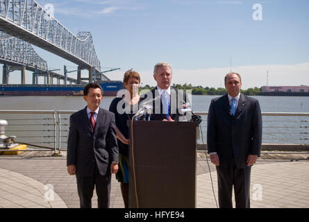 100928-N-5549O-075 NEW ORLEANS (29. September 2010) Secretary Of The Navy (SECNAV) spricht die Honorable Ray Mabus für Mitglieder der Medien offiziell bekannt, das langfristige Golfküste Konjunkturprogramm in New Orleans. Für den letzten Monaten unter der Leitung von Präsident Barack Obama hat die Auswirkungen der Deepwater Horizon Spill Mabus untersucht. (Foto: U.S. Navy Mass Communication Specialist 2. Klasse Kevin S. O'Brien/freigegeben) UNS Navy 100929-N-5549O-075 Secretary Of The Navy (SECNAV) spricht die Honorable Ray Mabus für Mitglieder der Medien offiziell bekannt, die lange-te Stockfoto
