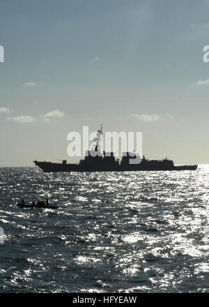 100929-N-2855B-090 irische See (29. September 2010) patrouilliert ein Festrumpf Schlauchboot (RHIB) aus geführte Flugkörper Zerstörer USS Bainbridge (DDG-96) das Wasser rund um die Guide-Zerstörer USS Stout (DDG-55) während der maritime Sicherungsoperationen training. Bainbridge und Stout bereiten sich auf gemeinsame Krieger 10-2, Teilnahme an eine multinationalen Übung zur Verbesserung der Interoperabilität zwischen den alliierten Seestreitkräfte und teilnehmenden Mannschaften, kombinierte Operationen durchzuführen, während der Bereitstellung vorbereiten. (Foto: U.S. Navy Mass Communication Specialist 1. Klasse Molly A. Burgess/freigegeben) US Navy Stockfoto