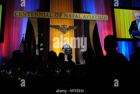 111201-N-FC670-211 WASHINGTON (1. Dezember 2011) Senator John McCain liefert einleitenden Bemerkungen während der Centennial Commemorative Gala für die Centennial Naval Aviation an das National Building Museum in Washington, D.C. McCain ein ehemaliger Navy-Pilot verbrachte mehrere Jahre als Kriegsgefangener in Nord-Vietnam ist nach Abschuss in einem Kampfeinsatz. (Foto: U.S. Navy Mass Communication Specialist 2. Klasse Shannon E. Renfroe/freigegeben) US Navy 111201-N-FC670-211 Senator John McCain liefert einleitende Worte der Centennial Commemorative Gala Stockfoto