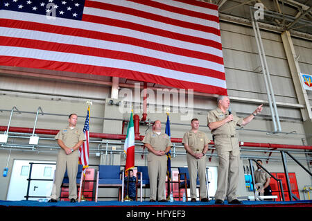 101004-N-8273J-144 SIGONELLA, Sizilien (4. Oktober 2010) Chief of Naval Operations (CNO) Admiral Gary Roughead spricht mit und beantwortet Fragen von Seeleuten während eines alle Hände Anrufs während des Besuchs der Naval Air Station Sigonella. (US Navy Foto von Chief Masse Kommunikation Spezialist Tiffini Jones Vanderwyst/freigegeben) US Navy 101004-N-8273J-144 Chief of Naval Operations (CNO) Admiral Gary Roughead spricht mit und beantwortet Fragen von Seeleuten während einer alle Hände-ca Stockfoto