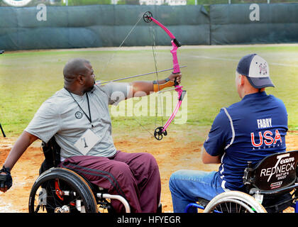 111005-N-KA543-027 SAN DIEGO (5. Oktober 2011) im Ruhestand Küstenwache Lt. Sancho Johnson, verwendet links, seinen Mund um seinen Pfeil zurück zu ziehen, wie Paralympics militärische Trainer Jeff Fabry Richtung während der Bogenschießen Teil des paralympischen Sports Militärlager am Naval Medical Center San Diego gibt. Zweiundfünfzig Verwundeten, Kranken oder verletzten Männer und Frauen, einschließlich Afghanistan und im Irak-Krieg-Veteranen, beteiligen sich an das Lager von Okt. 3 bis 5. Die dreitägige Veranstaltung führt Paralympics Sportarten wie Bogenschießen, Basketball, Biathlon, Radfahren, Rudern, sitzen Volleyball, Stärke und Konditionierung, Schwimmen ein Stockfoto