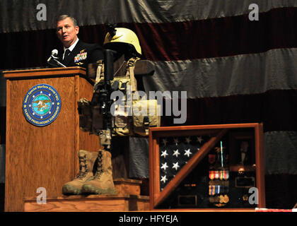 101006-N-8689C-049 LITTLE CREEK, VA (6. Oktober 2010) Rear Admiral (Siegel) Edward G. Winters, Kommandant der Naval Special Warfare Command, liefert Bemerkungen während einer Trauerfeier für die vier Mitglieder der Naval Special Warfare Community auf gemeinsame Expeditionary Base Little Creek-ft Geschichte. Lt. (Siegel) Brendan John Looney, Senior Chief Cryptologic Techniker David Blake McLendon, spezielle Kriegsführung-Operator 2. Klasse (Siegel) Adam Olin Smith, spezielle Kriegsführung Operator (Dichtung) 3. Klasse Denis Miranda und fünf Soldaten der 101. Combat Aviation Brigade in Zabul Provinz, Afghanistan gestorben wenn der Helicopte Stockfoto