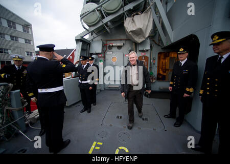 101010-N-5549O-002 NUUK, Grönland (9. Oktober 2010) Secretary Of The Navy (SECNAV) die Honorable Ray Mabus Platinen der dänischen Marine arktische Patrouille Schiff HDMS Ejnar Mikkelsen (P-571). Mabus Schloss eine Tag-zwei Tages-Reise nach Grönland, Treffen mit dem Führer und Wissenschaftler, die Bedeutung der regionalen Sicherheit und die ökologischen Auswirkungen des Klimawandels zu diskutieren. (Foto: U.S. Navy Mass Communication Specialist 2. Klasse Kevin S. O'Brien/freigegeben) U.S. Navy-101010-N-5549O-002 Secretary Of The Navy (SECNAV) die Honorable Ray Mabus Bretter der dänischen Marine arktische Patrouille Schiff HDMS Ejnar Mikk Stockfoto