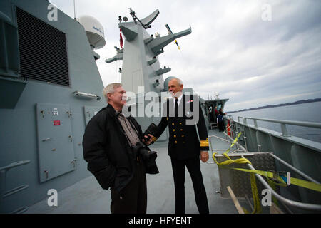 101010-N-5549O-033 NUUK, Grönland (10. Oktober 2010) Secretary Of The Navy (SECNAV) spricht die Honorable Ray Mabus mit königliche dänische Marine Rear Admiral Henrik Kudsk, Insel Kommandant von Grönland, auf der dänischen Marine arktische Patrouille Schiff HDMS Ejnar Mikkelsen (P-571). Mabus Schloss eine Tag-zwei Tages-Reise nach Grönland, Treffen mit dem Führer und Wissenschaftler, die Bedeutung der regionalen Sicherheit und die ökologischen Auswirkungen des Klimawandels zu diskutieren. (Foto: U.S. Navy Mass Communication Specialist 2. Klasse Kevin S. O'Brien/freigegeben) U.S. Navy 101010-N-5549O-033 Secretary Of The Navy (SECNAV) der Stockfoto