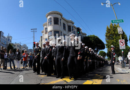 01009-N-3610L-463-SAN FRANCISCO (10. Oktober 2010) Segler zugewiesen der Wasp-Klasse amphibischen Angriff Schiff USS Makin Island (LHD 8) marschieren in der Columbus Day Feier Parade während San Francisco Fleet Week 2010. San Francisco Fleet Week beleuchtet die Geschichte der maritimen Dienstleistungen in San Francisco. (Foto: U.S. Navy Mass Communication Specialist 2. Klasse Torrey W. Lee/freigegeben) US-Marine in Columbus Day parade während der SF Fleet Week 2010-10-10-2 Stockfoto