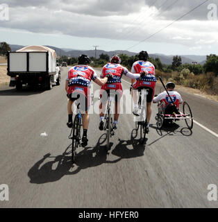 101007-N-0288U-002 SOLVANG, CA. (7. Oktober 2010) CMdR Bill Crump, links, Generalmajor Sannon Morelli, John Stevens und Nate Hunt helfen einander einen Hügel hinauf, während die 450 Meilen Fahrt 2 Recovery Golden State Challenge. Die Veranstaltung ist eine siebentägige, 450-Meile Radtour von San Francisco nach Los Angeles entlang der kalifornischen Küste um Geld für Programme, die die Rehabilitation und Erholung Bemühungen der verletzten Veteranen helfen. (US Navy Foto/freigegeben) UNS Navy 101007-N-0288U-002 CMdR Bill Crump, links, Generalmajor Sannon Morelli, John Stevens und Nate Hunt gegenseitig helfen einen Hügel hinauf während der 450-Meile-R Stockfoto