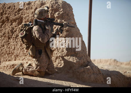 101019-M-5881H-150 SANGIN Tal, Afghanistan (19. Oktober 2010) Hospitalman Lehrling Jordan Varney, ein Corpsman, Ostindien-Kompanie, 3. Bataillon, 5. Marines, Regimental Combat Team 2 zugewiesen bietet Sicherheit für Marines während einer Patrouille. Das Bataillon ist ein Kampf gegen Element von Regimental Combat Team 2, deren Aufgabe ist es, Counter-Aufstand-Operationen in Partnerschaft mit internationalen Hilfe Sicherheitskräfte in Afghanistan durchzuführen. (Foto: U.S. Marine Corps CPL David Hernandez/freigegeben) UNS Marine 101019-M-5881H-150 Hospitalman Lehrling Jordan Varney, ein Corpsman, Ostindien-Kompanie, 3 zugewiesen Stockfoto