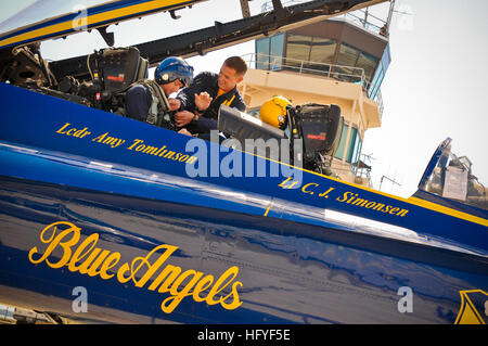 101019-N-8590G-002 JACKSONVILLE, Florida (19. Oktober 2010) Luftfahrt Maschinist Mate 2. Klasse Travis Simpson, ein Crewchef zugewiesen der US Navy Flug Demonstration Squadron, die Blue Angels Riemen Chicago White Sox Catcher A. J. Pierzynski in einer F/A-18 Hornet für eine VIP-Fahrt. Die Blue Angels durchführen 2010 NAS Jax Air Show in Jacksonville am 23. Oktober und 24. (Foto: U.S. Navy Mass Communication Specialist 2. Klasse Gary Granger Jr./freigegeben) US Navy 101019-N-8590G-002 Chicago White Sox Catcher A. J. Pierzynski bereitet ein F-A-18 Hornet zu fahren Stockfoto