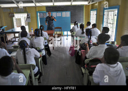 101021-N-9964S-149 ROSE HALL, Guyana (21. Oktober 2010) Lt. Mike Kavanaugh spricht Schülerinnen und Schüler über Mücken, die Infektionskrankheit in Guyana während einer anhaltenden Versprechen 2010 Community Service-Event zu tragen. Den zugewiesenen medizinischen und technischen Personal an Bord Iwo Jima begannen Arbeiten mit Partnerland medizinische, zahnmedizinische, Veterinär- und technische Hilfeleistung in mehreren Ländern. (U.S.Navy Foto von Mass Communication Specialist 1. Klasse Christopher B. Stoltz/freigegeben) US Navy 101021-N-9964S-149 Lt. Mike Kavanaugh spricht mit Schülerinnen und Schüler über Mücken, die Infectio tragen Stockfoto