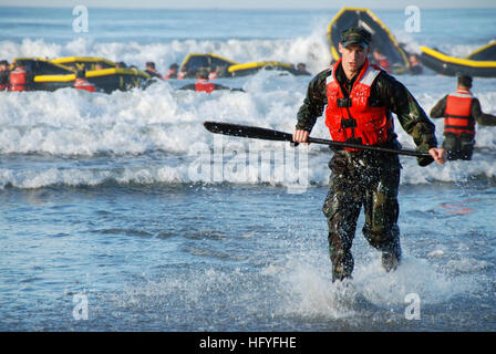 101027-N-7883G-008 CORONADO, Kalifornien (27. Oktober 2010) Schüler Basic Underwater Demolition/SEAL (BUD/S) Klasse 286 nehmen in einer Surf-Passage training Übung im Marine Amphibious Base Coronado. Surf-Passage ist eine der vielen körperlich anspruchsvolle Entwicklungen, die Teil der ersten Phase Ausbildung bei BUD/S. Die Navy SEALs sind die maritime Komponente der US Special Operations Forces und sind geschult, um eine Vielzahl von Operationen aus dem Meer, Luft und Land zu führen. (Foto: U.S. Navy Mass Communication Specialist 2. Klasse Kyle D. Gahlau/freigegeben) US-Navy 101027-N-7883G-008 Studenten zugewiesen Stockfoto