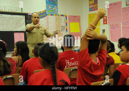 101029-N-1906L-013 ORDOT CHALAN PAGO, Guam (29. Oktober 2010) Lt. Martin Casarez, ein Physiotherapeut zugewiesen US Naval Hospital Guam, fragt Schüler, was sie sein wollen, wenn sie während einer Woche Red Ribbon-Präsentation in Ordot-Chalan Pago Elementary School aufwachsen. Casarez verwendet die Ausübung, weisen Sie die Kursteilnehmer über wie Drogenmissbrauch ihre Karrierewege und andere Entscheidungen im Leben negativ beeinflussen können. (US Navy Foto von Jesse Leon Guerrero/freigegeben) US Navy 101029-N-1906 L-013 Lt. Martin Casarez, ein Physiotherapeut zugewiesen US Naval Hospital Guam, fragt Schüler, was sie wollen Stockfoto