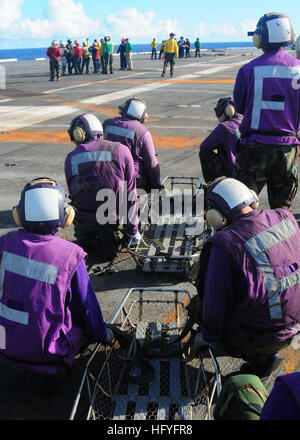 101030-N-6567V-130-Pazifik (Okt. 30,2010) Luftfahrt Bootsmann Mates (Kraftstoff) dienen als Bahre Träger während einer mass Casualty Drill an Bord des Flugzeugträgers USS George Washington (CVN-73). George Washington, Flugzeugträger der Navy nur dauerhaft nach vorne eingesetzt, ist im Gange dazu bei, Sicherheit und Stabilität im westlichen Pazifischen Ozean. (Foto: U.S. Navy Masse Kommunikation Spezialist Seemann Marcos Vazquez/freigegeben) US Navy 101030-N-6567V-130 Aviation Bootsmann Mates (Kraftstoff) dienen als Bahre Träger während einer mass Casualty Drill an Bord des Flugzeugträgers U.S. Stockfoto