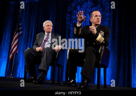 101104-N-0696M-031 WASHINGTON (4. November 2010) Vorsitzender der Joint Chiefs Of Staff Admiral Mike Mullen und Richard H. Solomon, Präsident der US Institute of Peace Antwort Mitglied Fragen aus dem Publikum während der Frauen und Krieg-Konferenz auf dem US Institute of Peace in Washington, D.C. Die Konferenz erkennt die 10. Jahrestag der UN-Sicherheitsrat Resolution 1325, die Parteien in Konflikten, die Rechte der Frau zu respektieren und die Teilnahme in Post-Konflikt-Wiederaufbau und Frieden Verhandlungen erforderlich. (Foto: U.S. Navy Mass Communication Specialist 1. Klasse Chad J. McNeeley/freigegeben) UNS Stockfoto