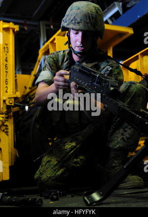 101104-N-5538K-129 SOUTH CHINA SEA (4. November 2010) Lance Cpl. Dylan Beorth, zugeordnet der 31. Marine Expeditionary Unit (31. MEU), setzt ein M-240 Maschinengewehr auf dem vorwärts bereitgestellt amphibischer Angriff Schiff USS Essex (LHD-2).  Essex ist Bestandteil der vorwärts bereitgestellt Essex amphibische bereit und läuft im westlichen Pazifischen Ozean. (Foto: U.S. Navy Mass Communication Specialist 3. Klasse Casey H. Kyhl/freigegeben) US Navy 101104-N-5538K-129 Lance Cpl. Dylan Beorth, zugeordnet der 31. Marine Expeditionary Unit (31. MEU), setzt ein M-240 Maschinengewehr-Abo Stockfoto