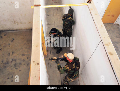 101106-N-4044H-004 MOYOCK, N.C. (6. November 2010) Navy SEALs Praxis hautnah beim Anflug auf einer Tür in einer simulierten Zuhause US Training Center Moyock zu bekämpfen. Dichtungen sind die maritime Komponente der US Special Operations Forces und sind geschult, um eine Vielzahl von Operationen aus Meer, Luft und Boden führen. (Foto: U.S. Navy Mass Communication Specialist 2. Klasse Eddie Harrison/freigegeben) US Navy 101106-N-4044H-004 Navy SEALs Praxis Nahkampf zu bekämpfen, während der Annäherung an eine Tür in einer simulierten Zuhause US Training Center Moyock Stockfoto