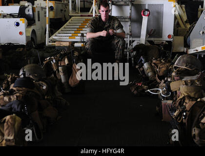 101108-N-5538K-002 JAVASEE (8. November 2010) Lance Cpl. Tristan J. Hunter, zugeordnet der 31. Marine Expeditionary Unit (31. MEU), wacht über Schiffsausrüstung in der Hangarbucht vorwärts bereitgestellten amphibischer Angriff Schiff USS Essex (LHD-2) vor einer Übung. Essex ist Bestandteil der vorwärts bereitgestellt Essex amphibische bereit und läuft im westlichen Pazifischen Ozean. (Foto: U.S. Navy Mass Communication Specialist 3. Klasse Casey H. Kyhl/freigegeben) US Navy 101108-N-5538K-002 Lance Cpl. Tristan J. Hunter, zugeordnet der 31. Marine Expeditionary Unit (31. MEU), wacht über Stockfoto