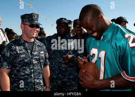 101109-N-7948C-094 FT. LAUDERDALE, Florida (9. November 2010) Miami Dolphin Cornerback Vontae Davis unterzeichnet einen Fußball für Chief Warrant Officer 2. Mike Puit während einer Tour durch die geführte Flugkörper Zerstörer Pre-Commissioning Unit (PCU) Jason Dunham (DDG-109). Die Arleigh Burke-Klasse-Schiff ist im Hafen für eine Inbetriebnahme Zeremonie 13. November vorzubereiten. Benannt ist das Schiff nach U.S. Marine CPL. Jason Dunham, die im April 2004 von Aufständischen im Irak tödlich verwundet und erhielt postum die Medal Of Honor 11. Januar 2007. (Foto: U.S. Navy Mass Communication Specialist 1. Klasse Martin Cuarón/freigegeben) Stockfoto