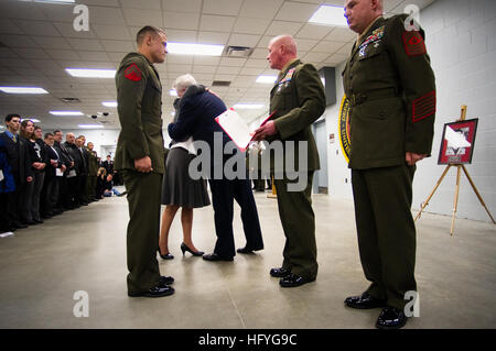 101110-N-5549O-112 LONDONBERRY, N.H. (10. November 2010) Secretary Of The Navy (SECNAV) präsentiert die Honorable Ray Mabus das Navy Cross zur Familie der CPL. Michael Ouellette während einer Zeremonie in der Marine-Reserve-Support-Center in Londonderry, NH Ouellette, 3. Bataillon, 8. Marines, starb 22. März 2009 bei einem Feuergefecht in der jetzt Zad Bezirk der Provinz Helmand zugewiesen Afghanistan. Das Navy Cross ist die höchste Medaille für Tapferkeit ausgezeichnet von der Navy und ist nur noch die Medal Of Honor. (Foto: U.S. Navy Mass Communication Specialist 2. Klasse Kevin S. O'Brien/freigegeben) US Navy 1 Stockfoto