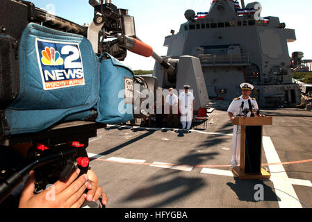 101111-N-7948C-072 HOLLYWOOD, Florida (11. November 2010) Commander Scott Sciretta, Kommandierender Offizier der guided Missile Destroyer Pre-Commissioning Unit (PCU) Jason Dunham (DDG-109), spricht mit Medien-Mitglieder an Bord des Schiffes. Das Schiff ist in ft. Lauderdale in Vorbereitung für die Inbetriebnahme 13. November. Benannt ist das Schiff nach U.S. Marine CPL. Jason Dunham, die im April 2004 von Aufständischen im Irak tödlich verwundet und erhielt postum die Medal Of Honor 11. Januar 2007. (Foto: U.S. Navy Mass Communication Specialist 1. Klasse Martin Cuarón/freigegeben) U.S. Navy 101111-N-7948C-072 CMdR Scott Scirett Stockfoto