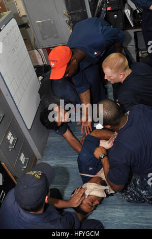 101112-N-7293M-126 indischen Ozean (12. November 2010) Seeleute an Bord der amphibious Transport dock USS Ponce (LPD-15) Verhalten ein medizinischen Trainings. Ponce ist Teil der Kearsarge amphibische bereit Gruppe maritimer Sicherheitsoperationen und Sicherheitsbemühungen Zusammenarbeit Theater in den USA unterstützen 5. Flotte Aufgabengebiet. (Foto: U.S. Navy Mass Communication Specialist 1. Klasse Nathanael Miller/freigegeben) UNS 101112-N-7293M-126 Marineseeleute an Bord USS Ponce (LPD-15) Verhalten eines medizinischen Trainings Stockfoto