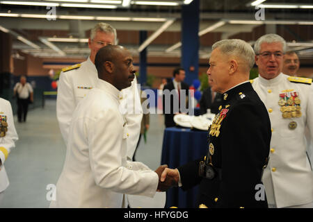 101113-M-2581P-020 FORT LAUDERDALE, Florida (13. November 2010) Kommandant des Marine Corps General James F. Amos, Recht, schüttelt die Hand eines Häuptlings der US-Marine vor der Inbetriebnahme Zeremonie der geführte Flugkörper-Zerstörer USS Jason Dunham (DDG-109). (Foto: U.S. Marine Corps Lance CPL James B. Purschwitz/freigegeben) US Navy 101113-M-2581P-020 General James F. Amos, Recht, schüttelt die Hand einer US-Marine Chef vor der Inbetriebnahme Zeremonie der USS Jason Dunham Stockfoto