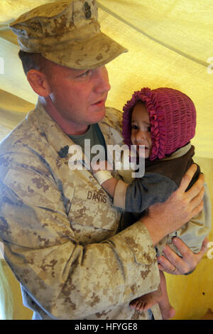 101114-M-1880C-172 MARDSCHA, Afghanistan (14. November 2010) Chief Petty Officer Robert Davis, zugeordnet zum 2. Bataillon, 6. Marine Regiment, hält ein Kind, die das Afghan National Army medical Outreach in Mardscha, Afghanistan gebracht wurde. In der Provinz Helmand Unterstützung der International Security Assistance Force sechsten Marineregiment bereitgestellt. (Foto: U.S. Marine Corps Lance CPL Shawn P. Coover/freigegeben) US Navy 101114-M-1880C-172 Chief Petty Officer Robert Davis, zugewiesenen 2. Bataillon, 6. Marine Regiment, hält ein Kleinkind, die th gebracht wurde Stockfoto