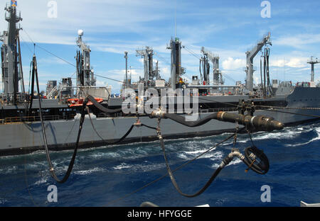 101117-N-9706M-084 SOUTH CHINA SEA (17. November 2010) Schlauch Kraftstoff Sonde und Schlauch aus der militärischen Sealift-Befehl Flotte Nachschub Öler USNS Pecos (T-AO 197) entlang der Spannweite reist zum amphibious Transport Dock Schiff USS Dubuque (LPD 8) Draht, während eine Betankung auf hoher See. Dubuque ist Bestandteil der Peleliu amphibische bereit Gruppe, die den USA Transit wird 7. Flotte Aufgabengebiet auf dem Weg zu seinem Heimathafen in San Diego. (Foto: U.S. Navy Mass Communication Specialist 1. Klasse David McKee/freigegeben) US Navy 101117-N-9706M-084 Schlauch Kraftstoff Sonde und Schlauch aus der Military Sealift Comman Stockfoto