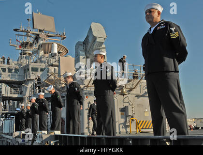 101118-N-5537T-011 NORFOLK (18. November 2010) Segler Mann die Schienen als Mehrzweck amphibischer Angriff Schiff USS Iwo Jima (LHD-7) wieder am Naval Station Norfolk Heimathafen nach Abschluss einer viermonatigen Weiterbildung Versprechen 2010 civic humanitärer Mission. Den zugewiesenen medizinischen und technischen Personal an Bord Iwo Jima begannen mit Partnernationen ärztliche, zahnärztliche, Veterinär und engineering unterstützen in acht Ländern gearbeitet. (U.S. Navy Photo by Massenkommunikation Spezialist 1. Klasse (SW/AW) Mavis Tillman/freigegeben) U.S. Navy 101118-N-5537T-011-Segler Mann die Schienen als die Stockfoto