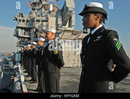 101118-N-5537T-013 NORFOLK (18. November 2010) Segler Mann die Schienen auf dem Multi-Purpose amphibischer Angriff Schiff USS Iwo Jima (LHD-7), weil sie nach einer viermonatigen Weiterbildung Versprechen 2010 civic humanitärer Mission nach Norfolk zurück. Den zugewiesenen medizinischen und technischen Personal an Bord Iwo Jima begannen mit Nation Partnerteams ärztliche, zahnärztliche, Veterinär und engineering unterstützen acht Ländern gearbeitet. (Foto: U.S. Navy Mass Communication Specialist 1. Klasse Mavis Tillman/freigegeben) U.S. Navy 101118-N-5537T-013-Segler Mann die Schienen an Bord die amphibische Mehrzweck Stockfoto