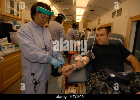 101124-N-1060K-015 SAN DIEGO (24. November 2010) Annabelle Nabarro, eine Phlebotomist vom Naval Medical Center San Diego, entzieht Blut Aviation BoatswainÕs Mate Airman Ominexy Valle, zugeordnet zu den amphibischen Angriff Schiff USS Boxer (LHD-4), während eine Blutspendeaktion am Naval Base San Diego. Blutspendeaktionen werden koordiniert durch das Armed Services Blut Programm stützt sich drei-bis viermal wöchentlich in ganz in San Diego. (Foto: U.S. Navy Mass Communication Specialist 3. Klasse Anna Kiner/freigegeben) UNS Marine 101124-N-1060K-015 Annabelle Nabarro, eine Phlebotomist vom Naval Medical Center San Diego, zieht b Stockfoto